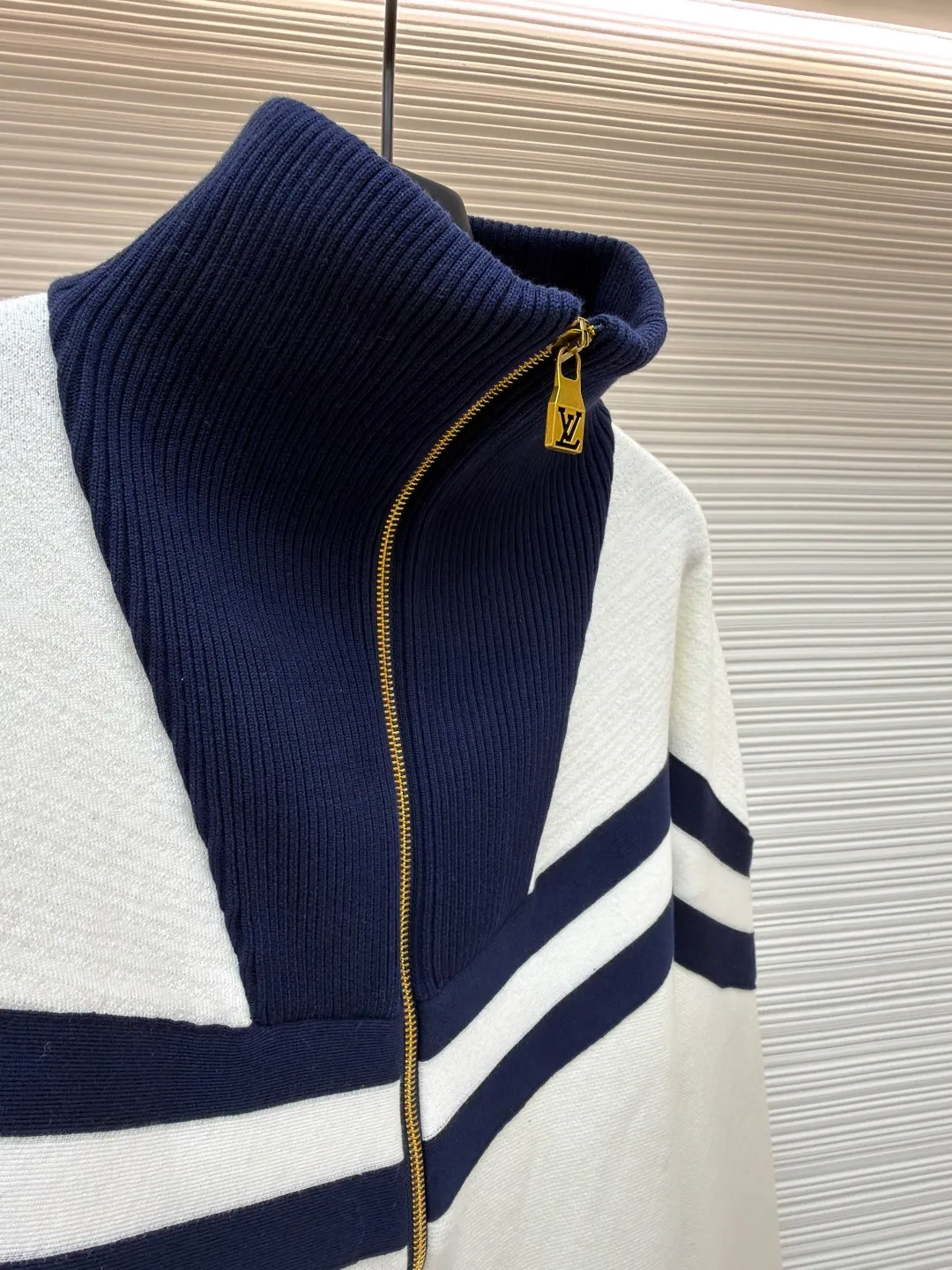 LOUISVUITTON line and color embroidered jacket ●Original version: 21300 purchased and developed ●Item number: 1680860-B75 ●Fabric: combed cotton fabric ●Technology: embroidery production ●Version: Fitted version ●Weight: about 965 grams ●Size: S-M-L-XL ●Description: The yarn is made of [2/40 count 100% combed cotton], It is made of [14-needle computer woven piece], the whole piece is solid sesame base, [about 160 minutes], the blue and white strips are [hair hanging method], and the weaving time is longer [about 70 minutes]; when sewing, the hem ribs and cuff ribs need to be [stitched in double layers], the collar bone is wrapped so that it does not show up, [the collar needs to be sewn twice], the bottom bone and the shirt body bone are not in the same line When sewing the sleeves, you need to sew in a circle, which takes a long time to sew. After embroidering, you need to carve the blue and white strips of tape and the zipper. When flat sewing, you need to pay special attention to the straight position of the straps, which can easily become skewed. The zipper is [inside the rib position], and the collar is very high. It is difficult to sew the zipper. The entire production process requires too many steps, and the wool is white, so it is very easy to get dirty, which increases the finishing time and the defective rate. The overall wiring is straight and delicate, the fabric is comfortable and soft, and the color is consistent without color difference. It can be matched with the same style to create a fashionable look and control various occasions. Customized accessories, complete with three standards, same style for men and women!